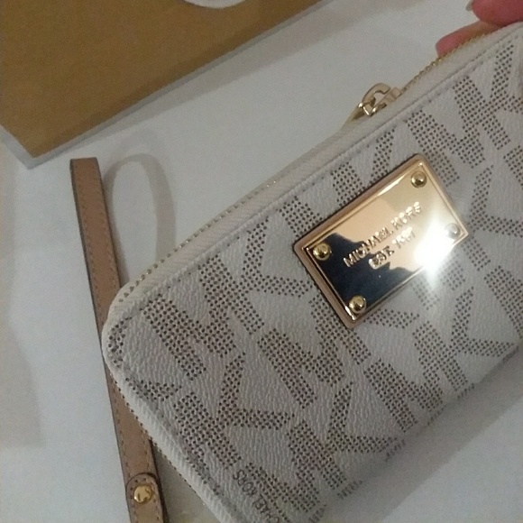 Michael Kors Handbags - 🚨last chance🚨 Michael Kors Wallet ⚡🎀 💖
